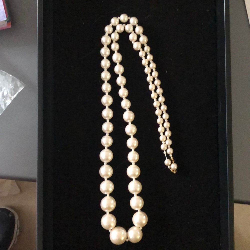 Graduated pearl necklace
